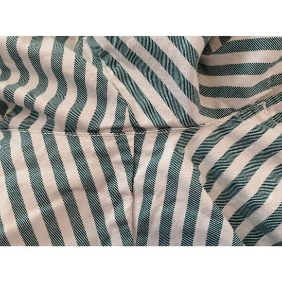 OLD NAVY EVERYDAY SHORT, WOMENS, 4, GREEN & WHITE VERTICAL STRIPES, MID-RISE - Picture 8 of 10